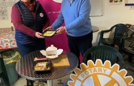 Valérie Cialec (Restos du coeur) et Denis Fougère (Rotary club de Cognac)